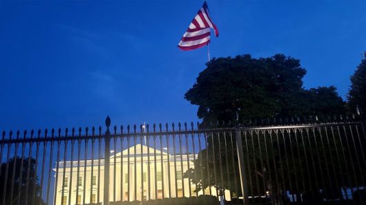 도널드 트럼프 미국 대통령이 워싱턴 DC 경찰청을 연방정부 통제 하에 두고, 주방위군을 DC 치안에 투입하기로 한 다음 날인 12일(현지시간) 밤 백악관 주변