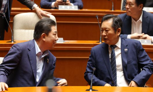 정청래 민주당 대표 (오늘 당 의원총회, 좌측은 김병기 원내대표)