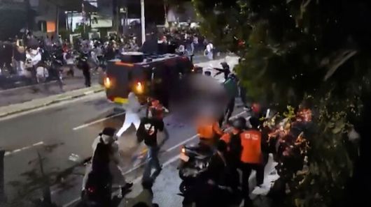 인도네시아에서 시위 진압하던 경찰 장갑차에 깔려 숨진 청년 배달기사