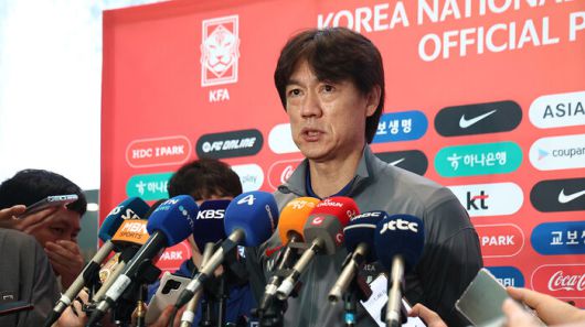 대한민국 축구대표팀 홍명보 감독이 미국·멕시코와 평가전을 위해 1일 인천국제공항 2터미널을 통해 출국하기에 앞서 취재진과 인터뷰하고 있다.