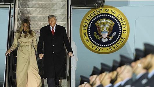 16일 영국 도착해 에어포스원에서 내리는 트럼프 대통령 부부