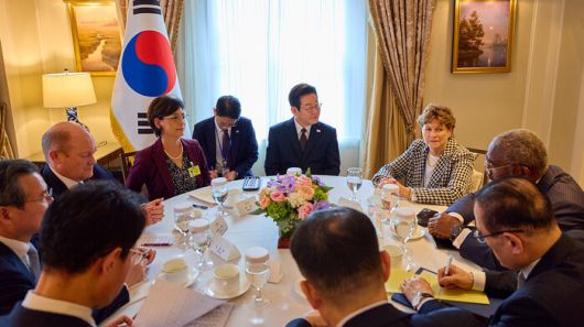 유엔총회 참석차 미국을 방문한 이재명 대통령이 22일(현지시간) 뉴욕에서 미 상원 외교위 및 하원 외무위 소속 의원 등을 접견하고 있다.