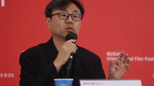 정한석 부산국제영화제 집행위원장이 26일 부산 해운대구 우동 영화의전당에서 열린 제30회 부산국제영화제 결산 기자회견에서 인사말을 하고 있다. (사진=연합뉴스)