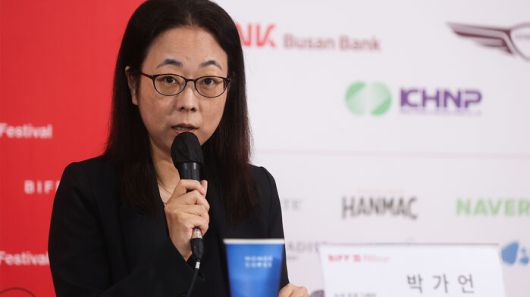 박가언 부산국제영화제 수석 프로그래머가 26일 부산 해운대구 우동 영화의전당에서 열린 제30회 부산국제영화제 결산 기자회견에서 인사말을 하고 있다. (사진=연합뉴스)