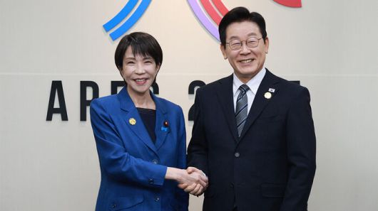 이재명 대통령과 다카이치 사나에 일본 총리가 지난달 30일 경북 경주 APEC 정상회의장에서 정상회담에 앞서 악수하고 있다. (사진=대통령실통신사진기자단, 연합뉴스)