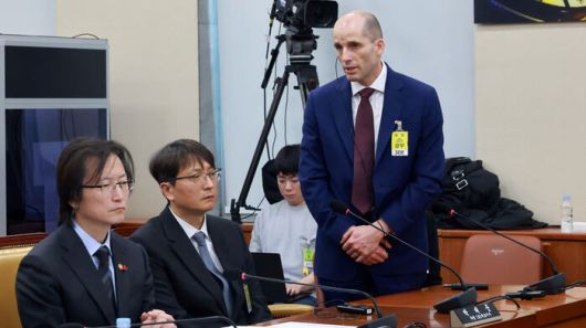 해롤드 로저스 쿠팡 대표이사가 쿠팡 새벽배송을 하다 사고로 숨진 고 오승용 씨 유족에게 사과의 뜻을 밝히고 있다. 왼쪽은 주병기 공정거래위원장과 박대준 전 쿠팡 대표.