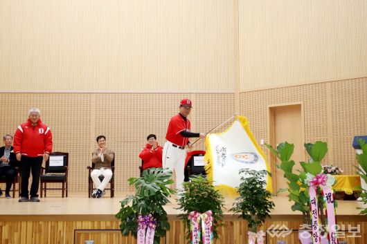 전대영 감독이 대덕대 야구부 단체기를 흔들고 있다
