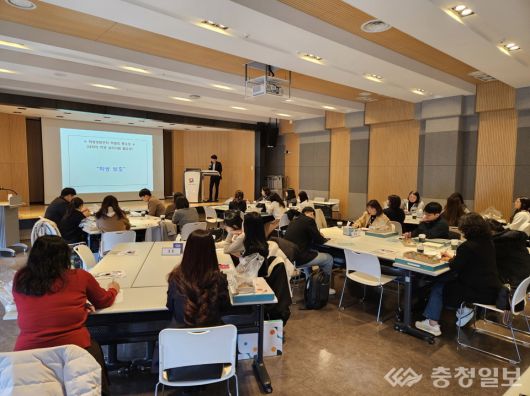 대전권 대학 상담센터 실무협의 간담회 개최. '대학·청년 마음건강 정책방향'이라는 주제로 교육부 대학운영지원과 송성윤 사무관이 기조강연을 하고 있다