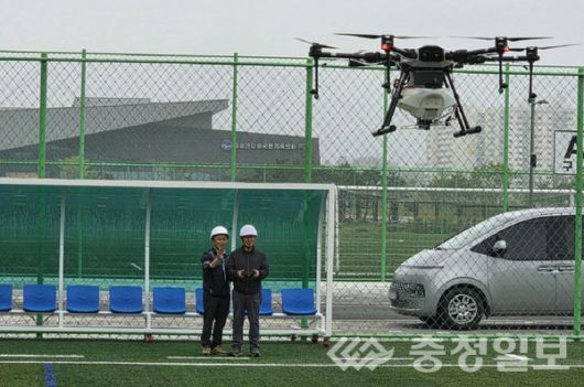 드론조종자격증을 취득한 교육생이 드론방제 실무교육을 받고 있다.