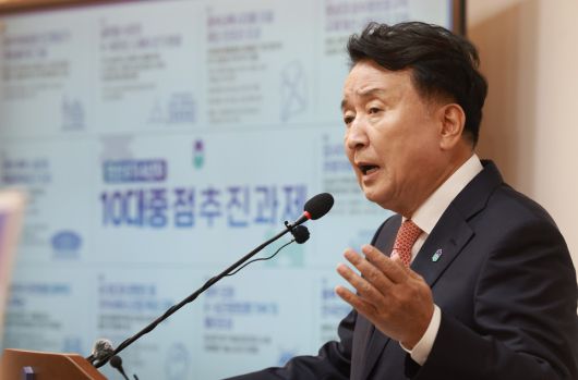김영환 충북도지사가 지난 30일 도청 브리핑룸에서 민선 8기 4년 차 도정 운영 과제를 발표하고 있다.