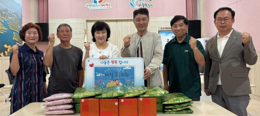 제천시 영서동지역사회보장협의체가 홀몸 노인가정 등에 속옷 전달에 앞서 위원들이 사진촬영을 하고 있다. 사진=제천시제공