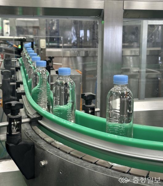 충북 청주시에 위치한 한국수자원공사 청주정수장에서 집중호우 피해지역 지원을 위해 병입 수돗물 생산 시설을 가동하고 있다