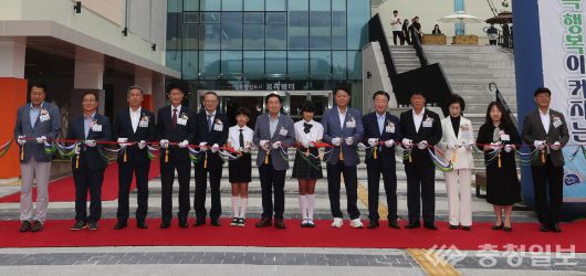 송기섭 군수 등 내빈들이 지난 18일 충북혁신도시 ‘꿈자람터’ 개관식에서 테이프 커팅을 하고 있다.