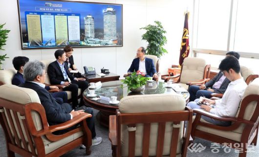 이성해 국가철도공단 이사장(오른쪽 세 번째)과 부이 아인 후언 호치민도시철도관리위원회(MAUR) 부국장(왼쪽 세 번째)이 25일(월) 대전 본사에서 양국 철도협력 확대 방안을 논의하고 있다.