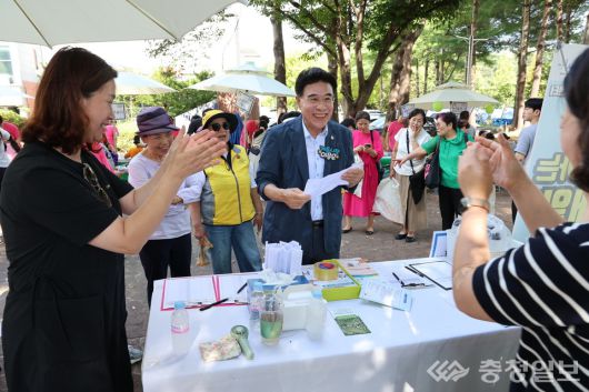 ▲ ‘2025 함께 두 걸음, 소통마켓’ 행사. 사진 중앙 이응우 계룡시장