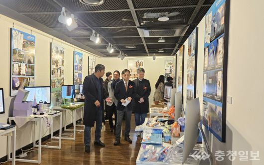 40회 졸업작품 전시회 개막식 후 주요 보직자들이 학생들의 작품을 관람하고 있다. 가운데 오용준 총장