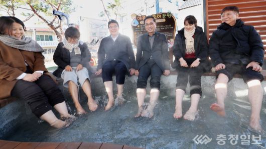 매봉어린이공원에서 열린 주민화합 족욕 체험행사 모습. 왼쪽에서 네 번째 박희조 동구청장