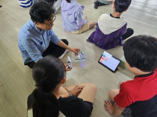 청소년 드론 체험 활동 모습