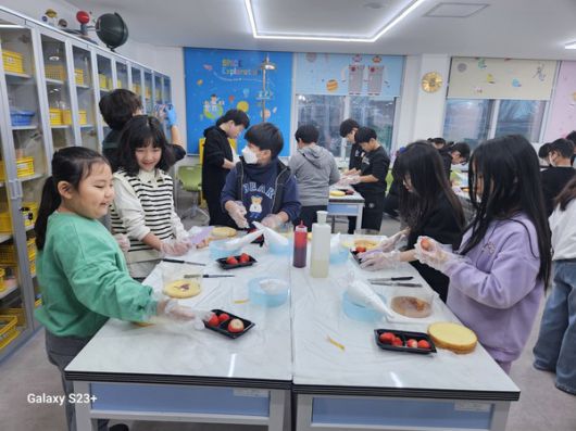 예산 조림초 가족에게 선물할 크리스마스 케이크를 만들었어요