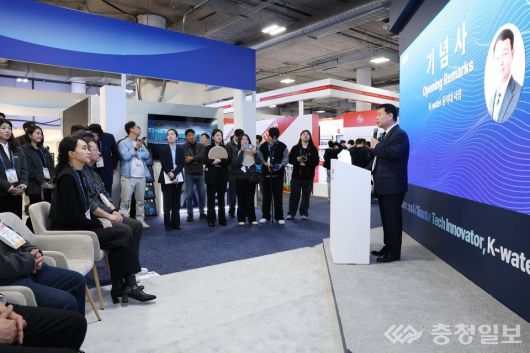 6일(현지 기준), CES 2026에서 윤석대 한국수자원공사 사장(사진 오른쪽)이 K-water관 개관 기념사를 하고 있다