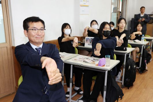 윤건영 충북교육감이 양청고 학생들과 몸 활동을 하고 있다.