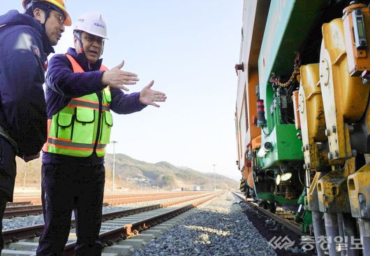 정정래 사장직무대행(사진 오른쪽)이 영동보수기지에서 선로 유지보수 장비를 점검하고 있다