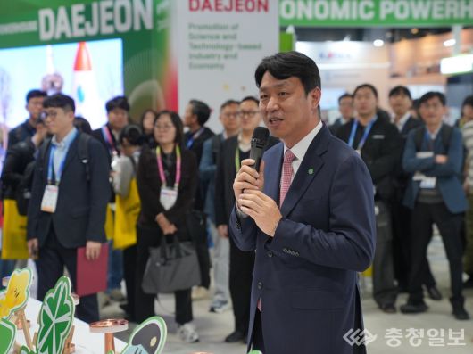 CES 2026가 열리고 있는 미국 라스베이거스 유레카파크 내 대전통합관에서 최성아 대전시 정무경제과학부시장이 개관식에서 지역 혁신기업과 참관객을 대상으로 대전 스타트업의 기술 경쟁력과 글로벌 협력 방향을 설명하고 있다