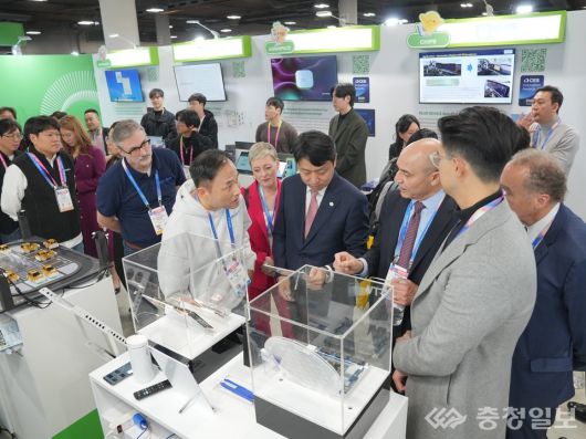 CES 2026 미국 라스베이거스 유레카파크에 마련된 대전통합관에서 최성아 부시장과 해외 투자자·바이어들이 지역 스타트업의 기술 설명을 듣고 전시 제품을 살펴보며 사업성과 활용 가능성에 대해 의견을 나누고 있다