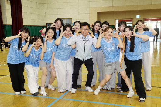 윤건영 충북교육감이 충북여고 스포츠페스티벌에서 학생들과 기념촬영을 하고 있다.
