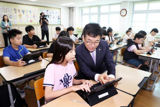 윤건영 충북교육감이 분평초에서 다채움 2.0 수업을 참관하고 있다.