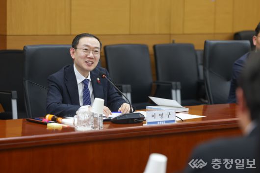 ▲ 이명구 관세청장(오른쪽에서 세번째)이 9일 서울세관에서 열린 「관세안심플랜」 기업 간담회에서 참석자 건의사항 등을 청취하고 있다