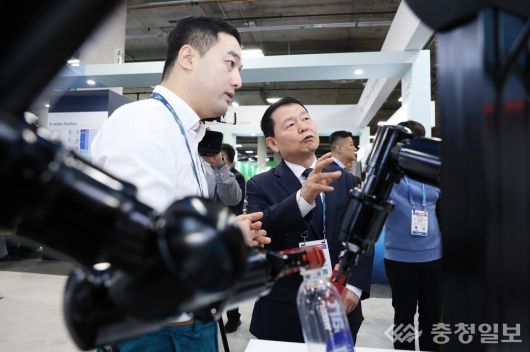 6일(현지 기준), CES 2026에서 윤석대 한국수자원공사 사장(사진 가운데)이 K-water관에 전시된 수중 휴머노이드 다이버 로봇에 탑재 가능한 로봇팔을 살펴보고 있다