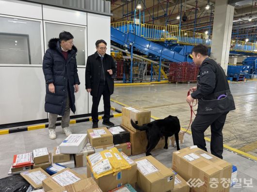 김정 관세청 조사국장(가운데)이 12일 서울 광진구 동서울우편집중국을 방문해 국제우편물 마약류 2차 검사 시범사업 운영 상황을 점검하고 있다