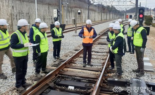 9일,판암차량기지 신호분기기 점검 장면. 사진 가운데 이광축 사장