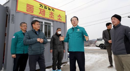 송인헌 군수가 조류인플루엔자 발생 현장을 점검하고 있다.