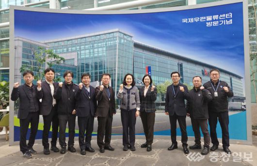 이진희 관세청 통관국장(오른쪽에서 다섯 번째)이 인천공항 국제우편물류센터를 방문해 국제우편 통관 현황을 점검한 뒤 관계자들과 함께하고 있다