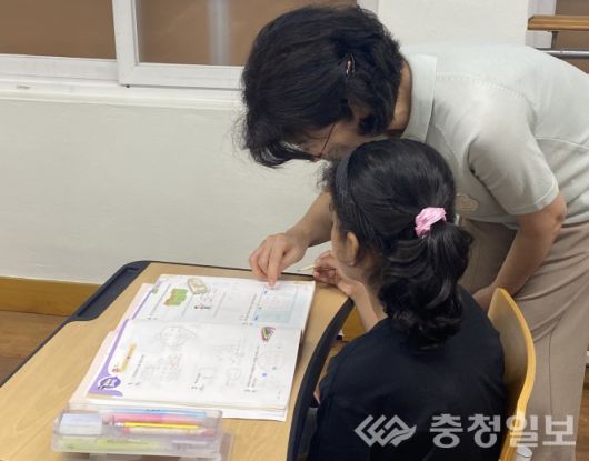 협력강사 배치로 교실 안 개별 학습 지도가 이뤄지는 장면