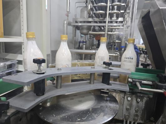 ▲ ㈜농업회사법인 고려원에서 생산되는 막걸리 생산과정. /김재옥기자