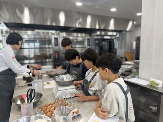 동행청년창업소에서 진행된 청소년 외식 교육 모습