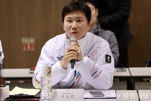 23일 유승민 대한체육회장이 충북 진천 국가대표선수촌에서 열린 더불어민주당-국가대표 지도자 간담회에 참석해 인삿말을 하고 있다.