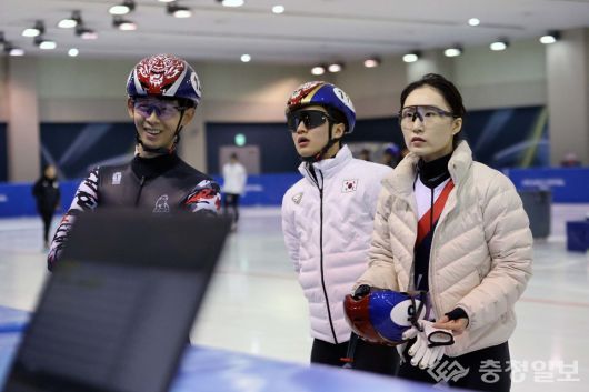 제25회 밀라노 코르티나담페초 동계올림픽을 2주 앞두고 23일 충북 진천 국가대표선수촌에서 쇼트트랙 최민정 선수가 훈련을 복기하고 있다.