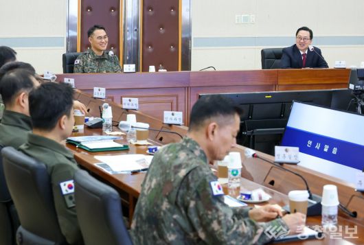 대전시–육군교육사령부 과학기술 상생 협력 방안을 주제로 열린 간담회에서 이장우 대전시장(정면 우측)이 현안과 협력 방향을 놓고 의견을 나누고 있다