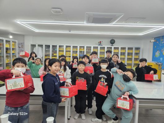 예산 조림초 가족에게 선물할 크리스마스 케이크를 만들었어요