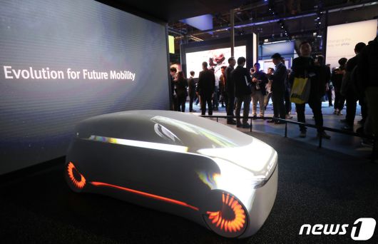 올 1월 미국 네다다주 라스베이거스 컨벤션센터에서 열린 국제가전전시회 'CES 2020'(Consumer Electronics Show)이 SK 전시장에서 관람객들이 미래 전기차 비전 'SK 인사이드(inside)'를 살펴보고 있다. 2020.1.8/뉴스1 © News1 오대일 기자