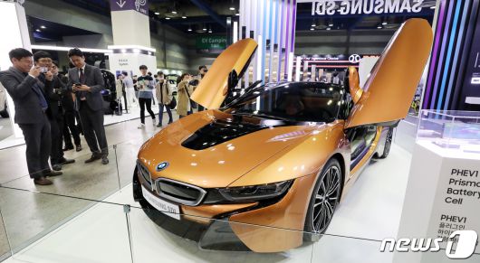 지난해 5월 서울 강남구 코엑스에서 열린 EV(Electric Vehicle) 트렌드 코리아 2019(친환경 자동차 엑스포)에서 관람객들이 삼성 SDI부스에 전시된 BMW I시리즈를 보고 있다. 2019.5.2/뉴스1 © News1 안은나 기자