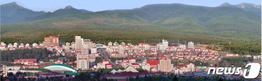 혁명 성지로 재건 중인 백두산 인근 삼지연시.(북한 대외용 월간지 조선 8월호 갈무리)© 뉴스1