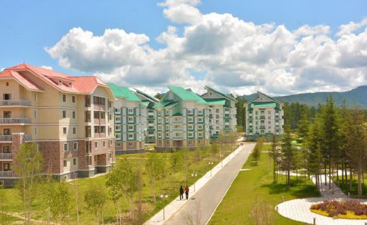 혁명 성지로 재건 중인 백두산 인근 삼지연시. 매체는 "삼지연시의 광명성동, 배개봉동, 봇나무동, 이깔동을 비롯한 여러 곳에 수종이 좋은 나무들이 녹음을 펼쳐 도시의 풍치를 더욱 이채롭게 하고 있다"라고 설명했다.(북한 대외용 월간지 조선 8월호 갈무리)© 뉴스1