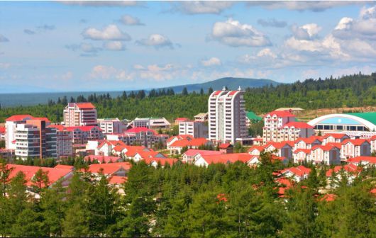 혁명 성지로 재건 중인 백두산 인근 삼지연시.(북한 대외용 월간지 조선 8월호 갈무리)© 뉴스1