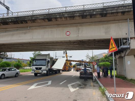 화물차량이 높이 제한 구조물을 들이받아 일대 교통이 통제됐다.(광주지방경찰청 제공) /© 뉴스1