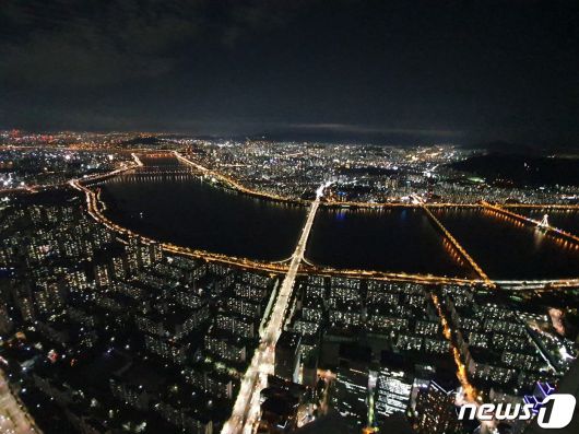 7일 서울 잠실 롯데월드타워 123층 534m 높이 '비박존'에서 내려다본 서울 야경. 형형색색의 불빛이 도심을 휘황찬란하게 밝히고 있다. 2020.8.7/뉴스1 © 뉴스1 최동현 기자